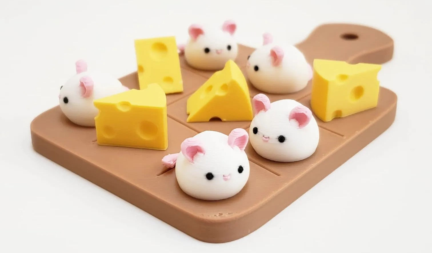 Tres en Raya de Ratones y Queso impreso en 3D con fichas de ratones y queso para jugar en familia.