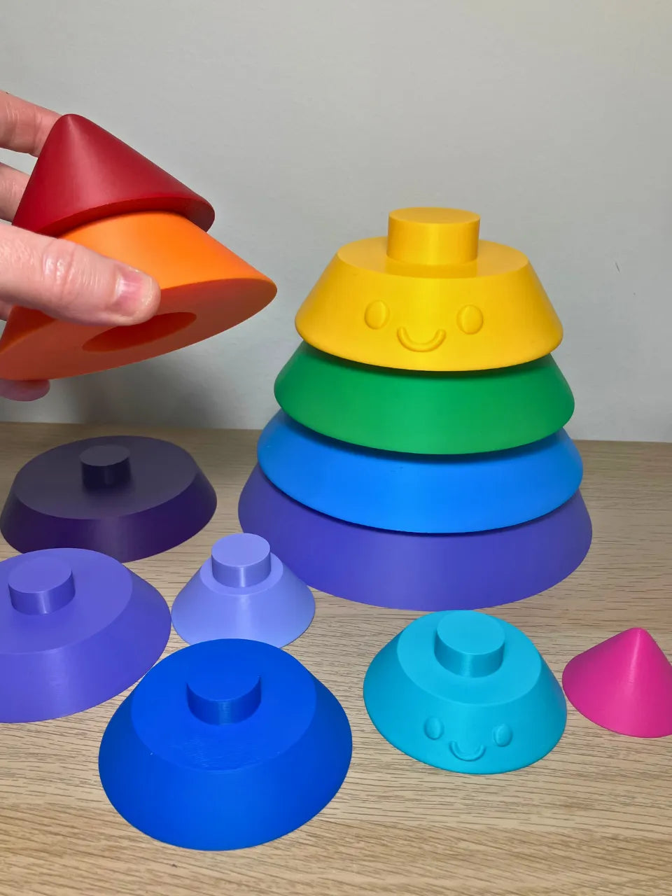 Torre Arcoíris Apilable impresa en 3D con piezas de diferentes tamaños para desarrollar la motricidad y el aprendizaje infantil.