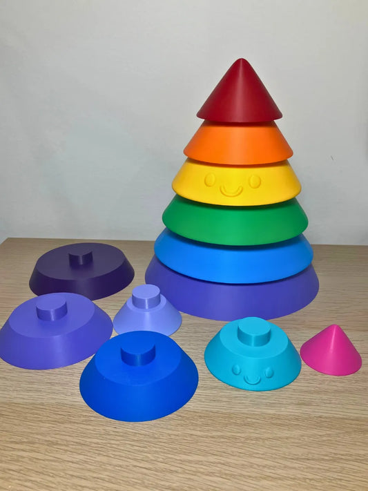 Torre Arcoíris Apilable impresa en 3D con piezas de diferentes tamaños para desarrollar la motricidad y el aprendizaje infantil.