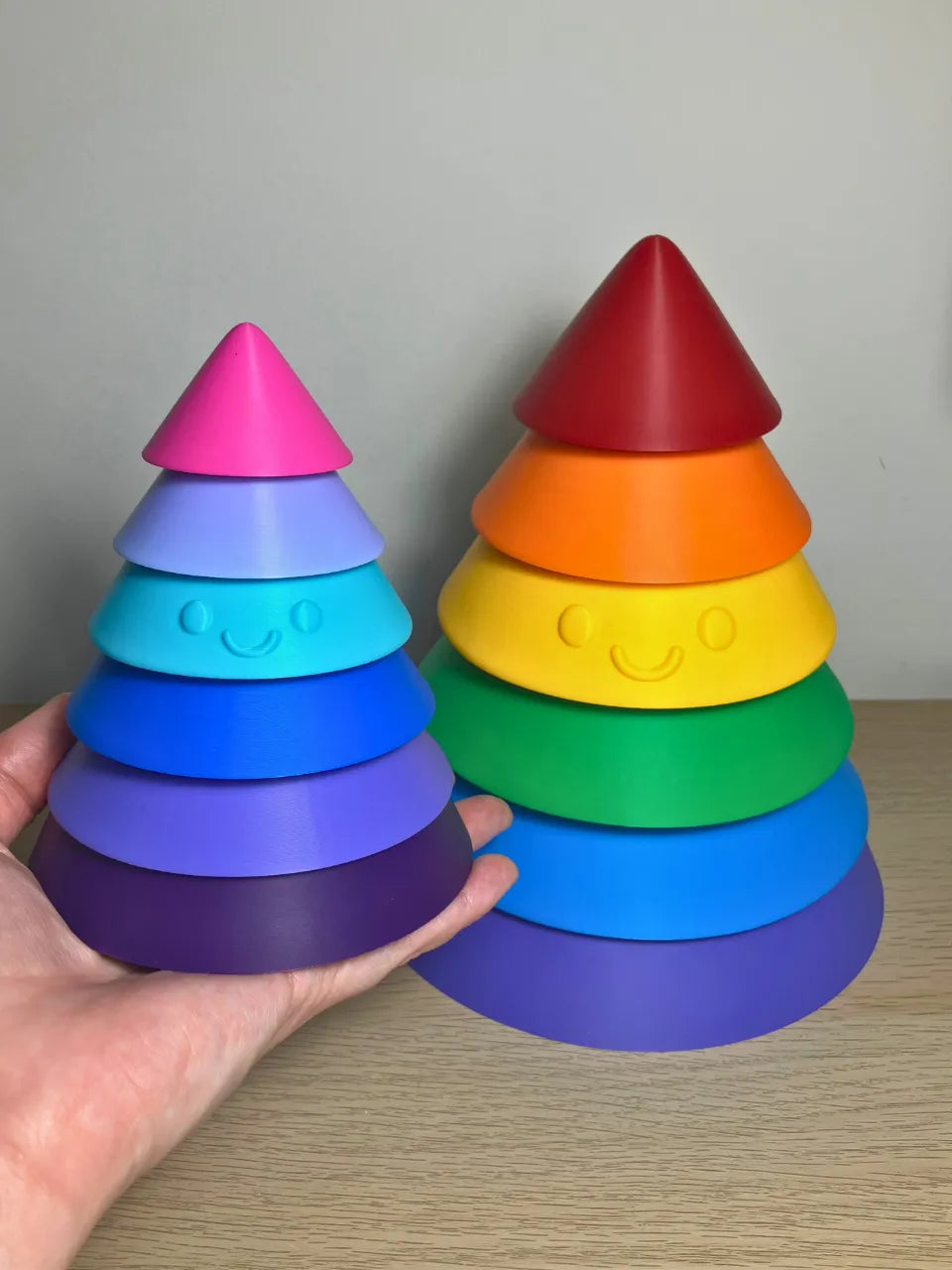 Torre Arcoíris Apilable impresa en 3D con piezas de diferentes tamaños para desarrollar la motricidad y el aprendizaje infantil.
