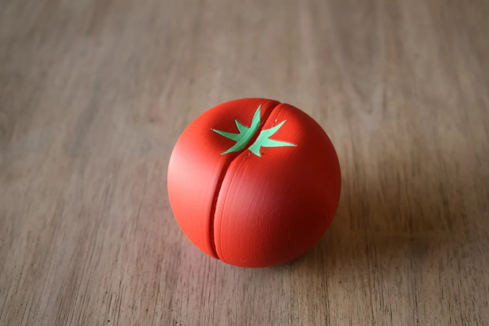Tomate Magnético Cortable impreso en 3D con piezas magnéticas para cocinitas infantiles y juegos de cocina.