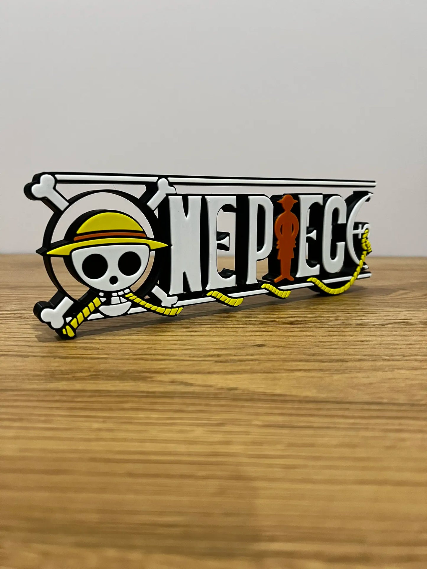Logo 3D de One Piece con acabado mate y gran nivel de detalle para decoración de escritorios, vitrinas y espacios gaming.