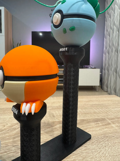 Poki-Base Magnética a Dos Niveles impresa en 3D para exponer y organizar Poki-Bolas en vitrinas, escritorios y estanterías.