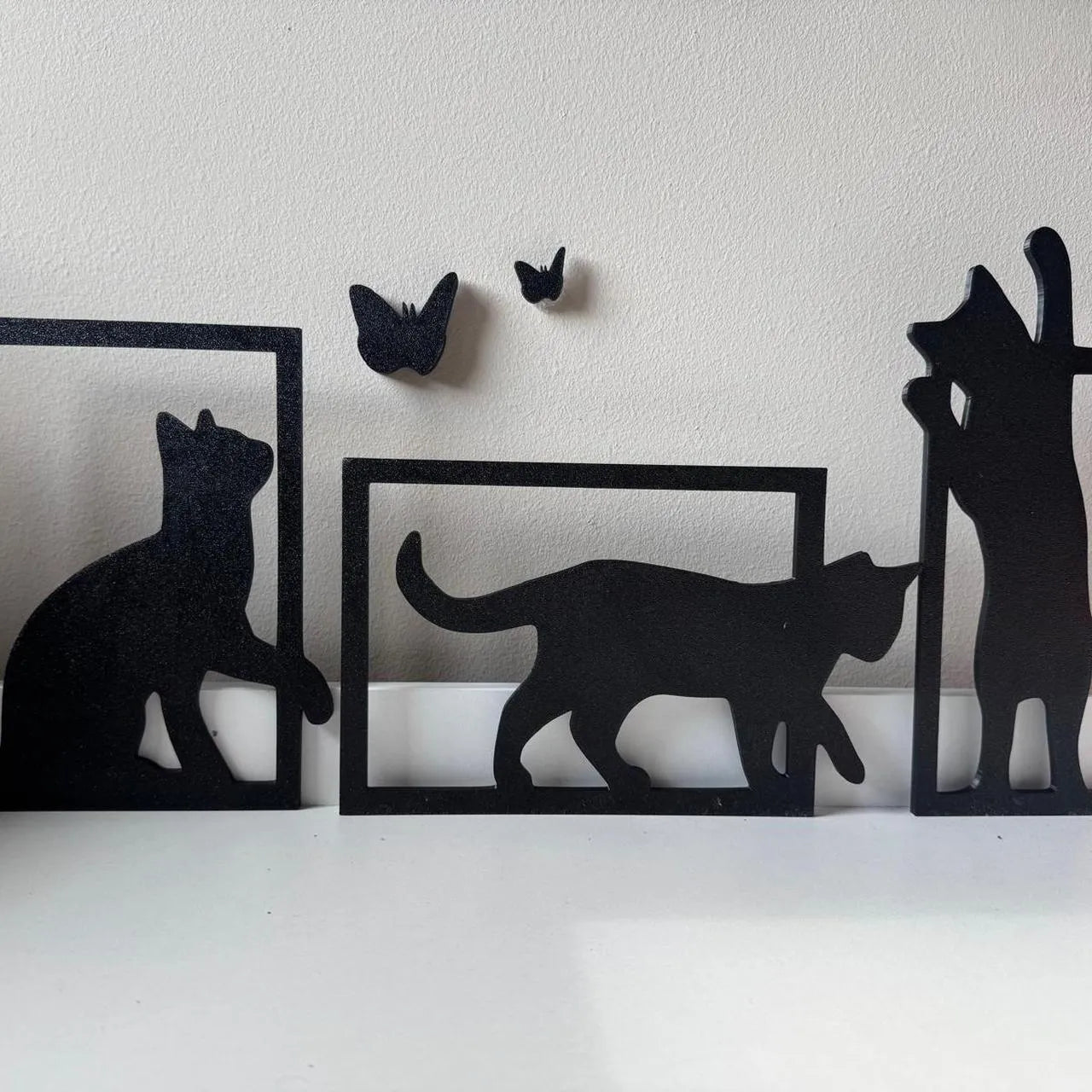 Set Decorativo de Pared Gatos y Mariposas impreso en 3D con siluetas minimalistas para decoración del hogar.
