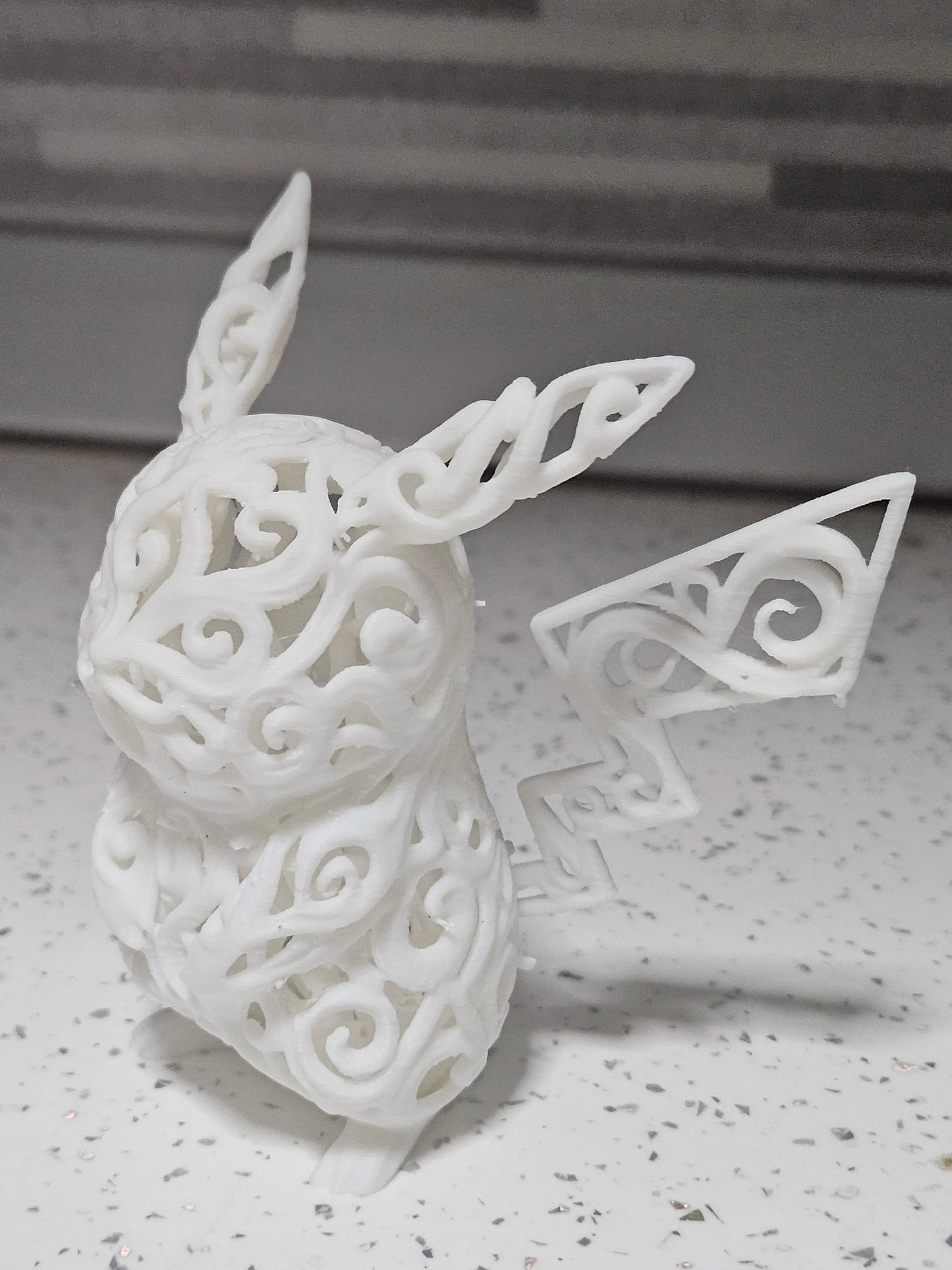 Figura Pokémon Pikachu estilo Voronoi impresa con diseño geométrico decorativo y acabado mate para colección o decoración.