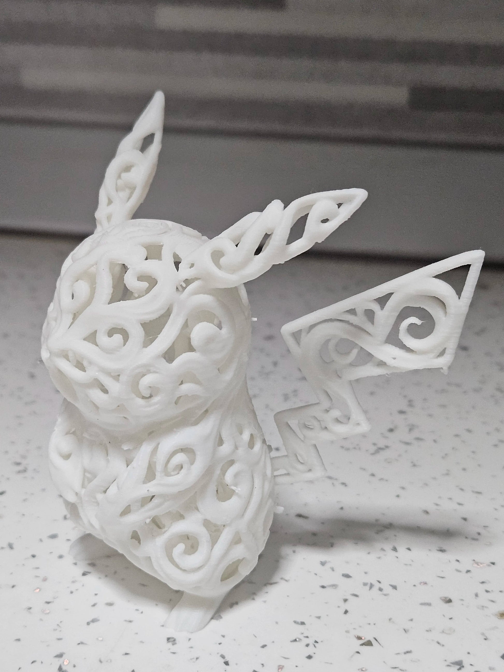 Figura Pokémon Pikachu estilo Voronoi impresa con diseño geométrico decorativo y acabado mate para colección o decoración.
