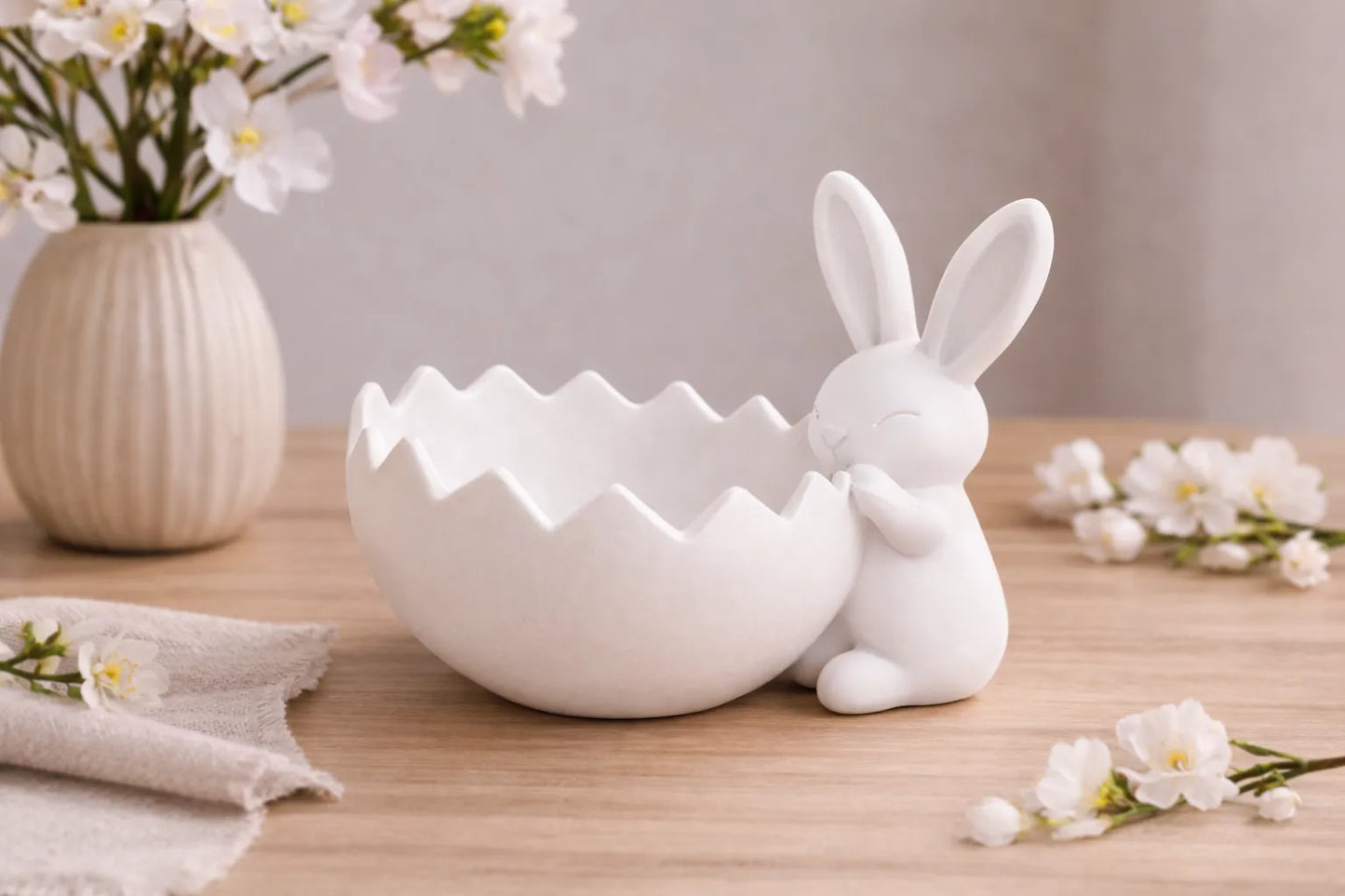 Cuenco Conejito de Pascua impreso en 3D con diseño de conejo dentro de una cáscara de huevo decorativa.
