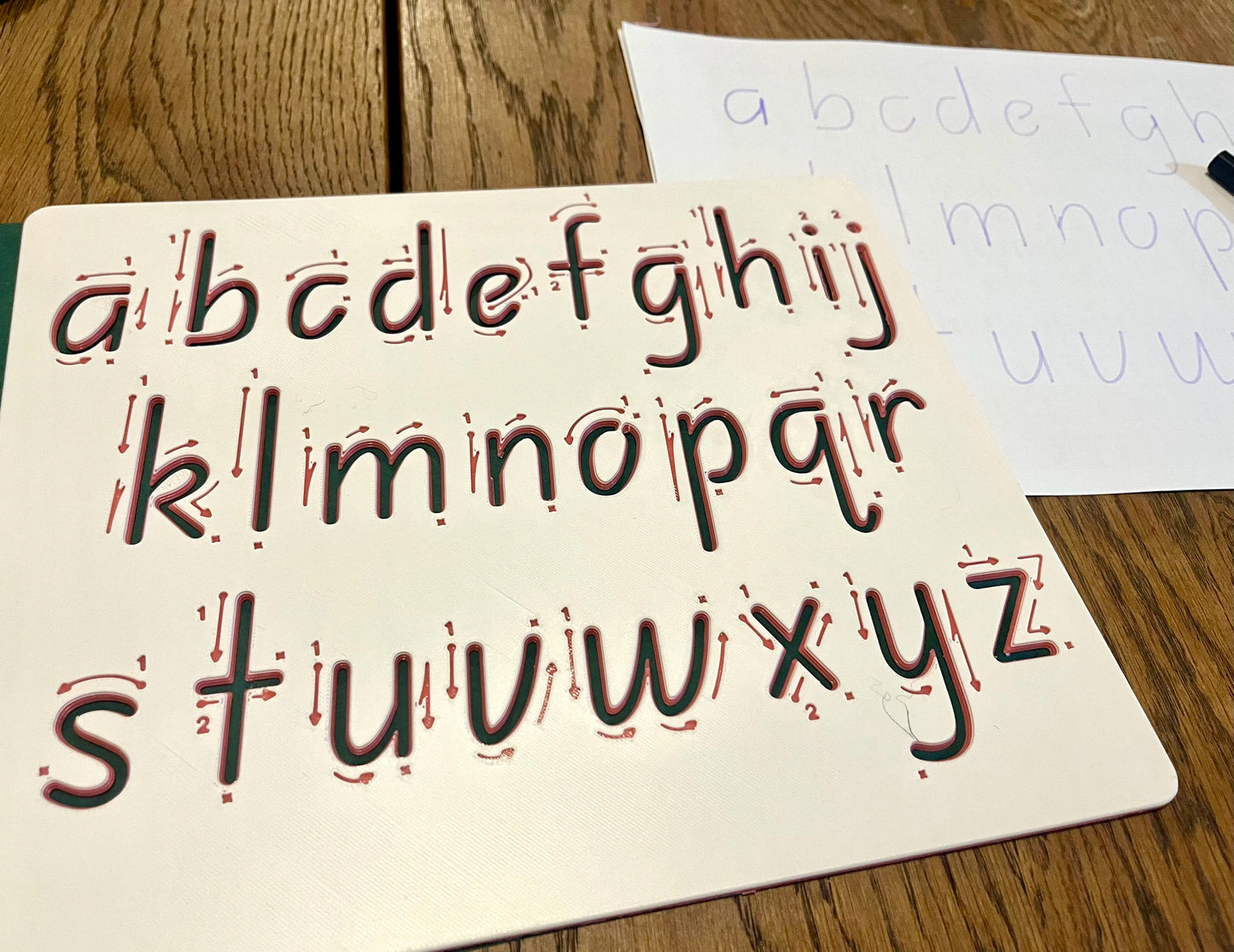 Plantillas de Escritura del Alfabeto impresas en 3D con guía de trazos para aprender las letras y practicar la escritura.