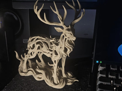 Figura de Ciervo estilo Voronoi con diseño geométrico decorativo