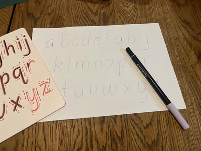 Plantillas de Escritura del Alfabeto impresas en 3D con guía de trazos para aprender las letras y practicar la escritura.