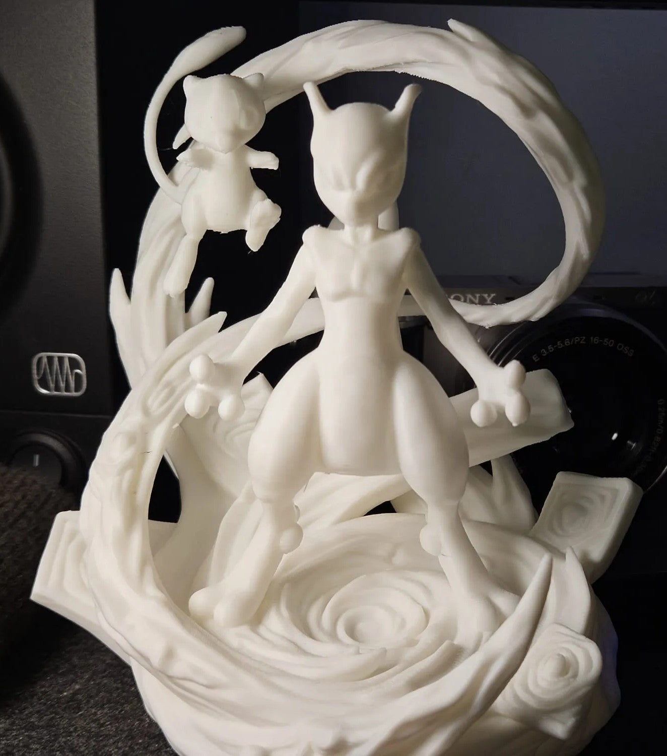 Diorama Pokémon Mew y Mewtwo La Paradoja Genética con acabado mate y gran nivel de detalle para colección y decoración.
