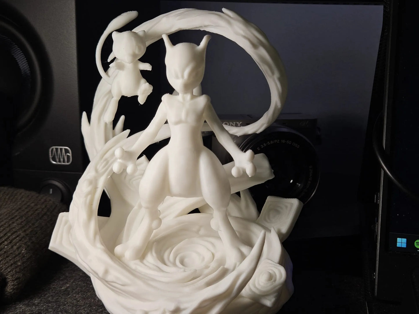 Diorama Pokémon Mew y Mewtwo La Paradoja Genética con acabado mate y gran nivel de detalle para colección y decoración.