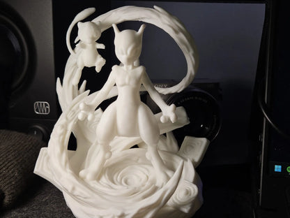 Diorama Pokémon Mew y Mewtwo La Paradoja Genética con acabado mate y gran nivel de detalle para colección y decoración.