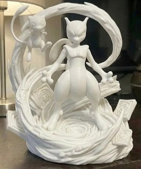Diorama Pokémon Mew y Mewtwo La Paradoja Genética con acabado mate y gran nivel de detalle para colección y decoración.