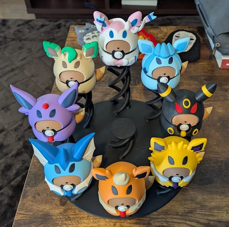 Poki-Expositor para 9 Poki-Bolas impreso en 3D para organizar y exhibir colecciones en vitrinas, escritorios o estanterías.