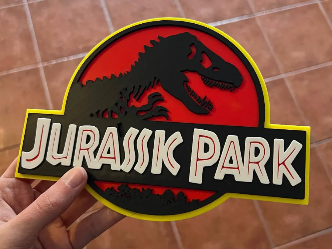 Logo 3D de Jurassic Park con acabado mate y gran nivel de detalle para decoración de estanterías, vitrinas o espacios gaming.