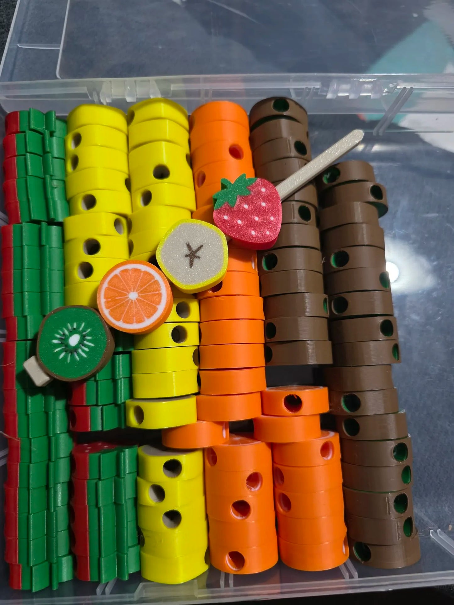Brochetas de Frutas impresas en 3D para cocinitas infantiles y juegos de rol con frutas de juguete.