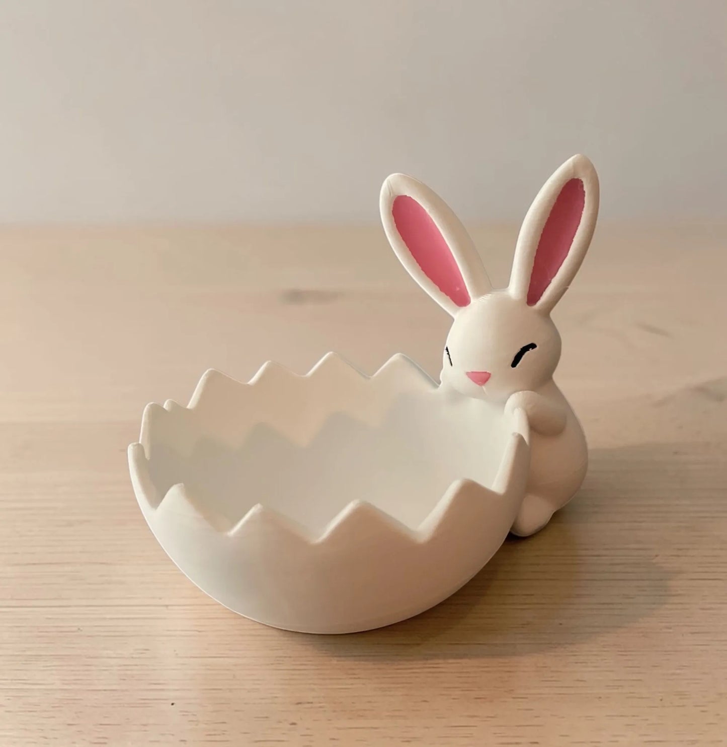 Cuenco Conejito de Pascua impreso en 3D con diseño de conejo dentro de una cáscara de huevo decorativa.