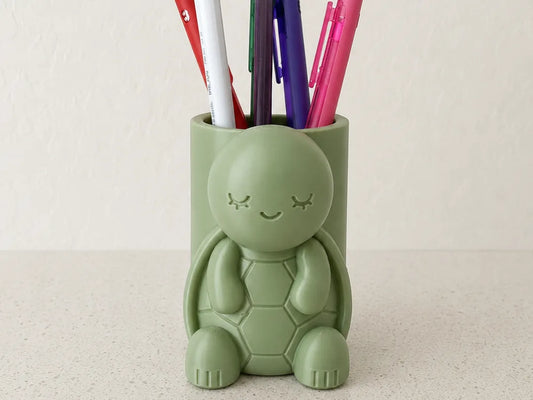 Portalápices de Tortuga para organizar lápices, bolígrafos y pinceles en escritorios, oficinas o zonas de estudio.