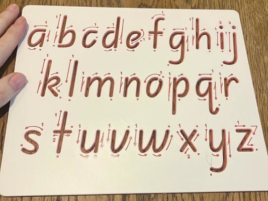 Plantillas de Escritura del Alfabeto impresas en 3D con guía de trazos para aprender las letras y practicar la escritura.