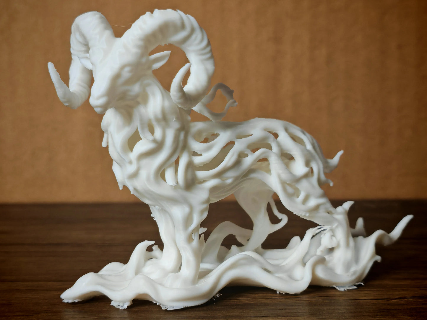 Figura de Carnero Aries estilo Voronoi con diseño geométrico decorativo